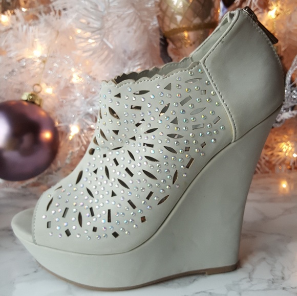 Bamboo Planform Shoes with Rhinestones - Picture 2 of 5